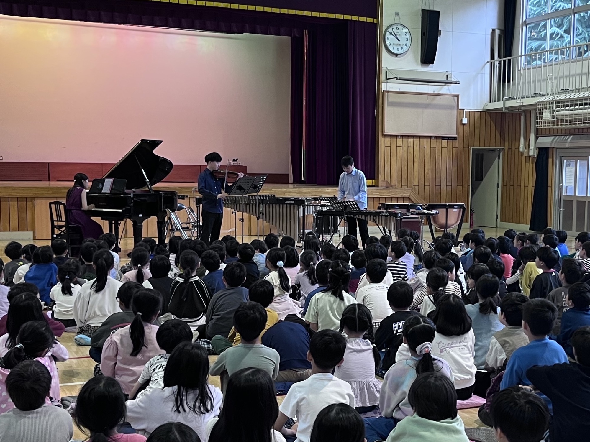 学校公演の演奏風景