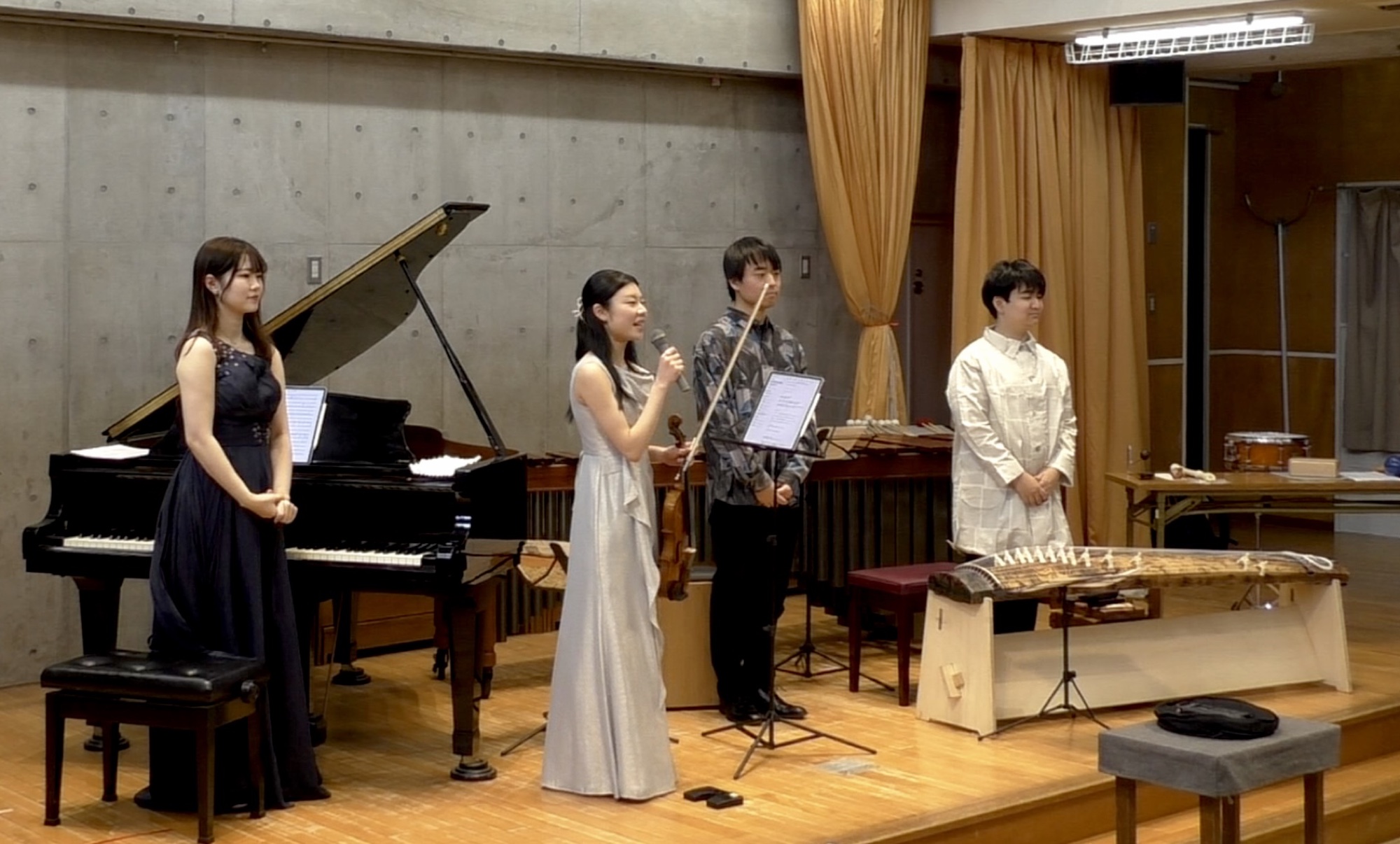 幼稚園公演の演奏風景