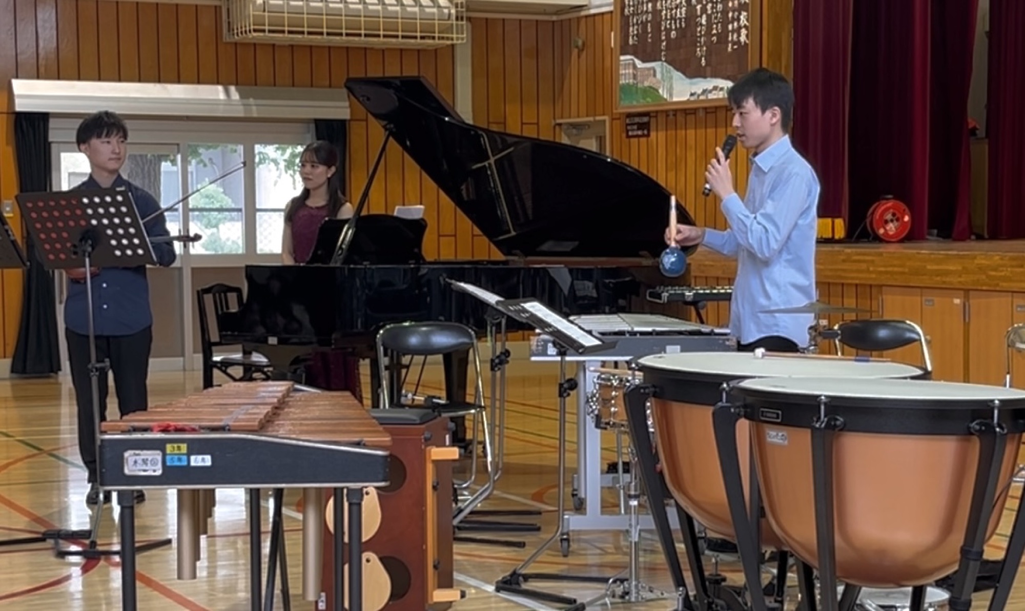 学校公演の演奏風景