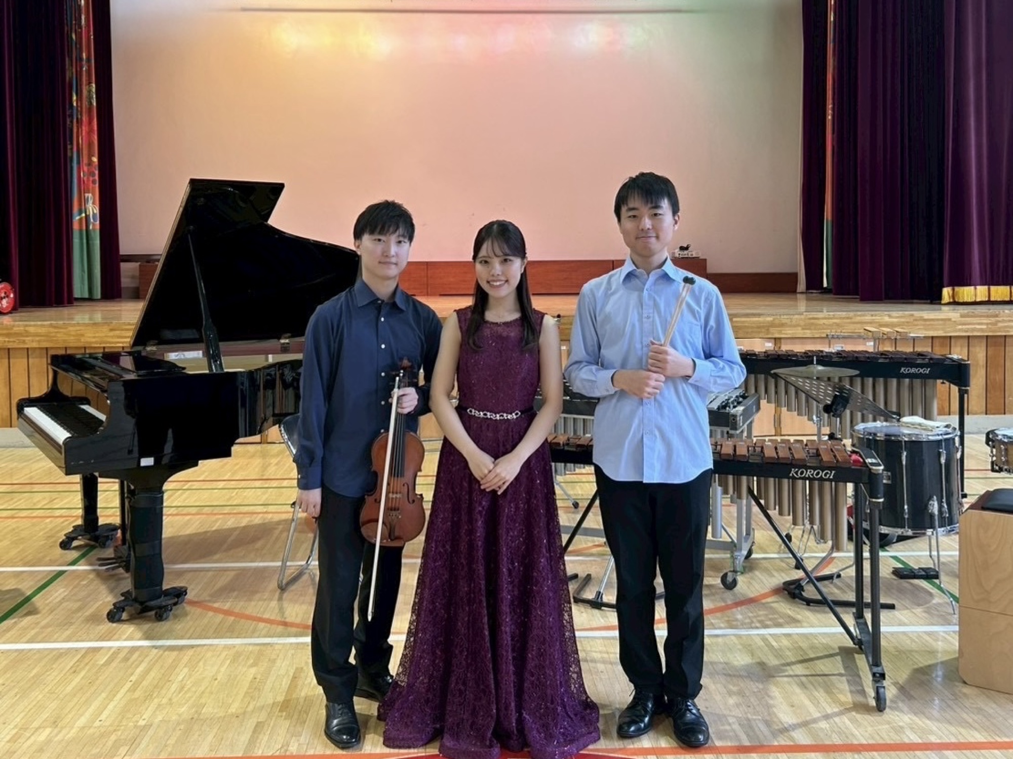 児童に音楽を届ける様子